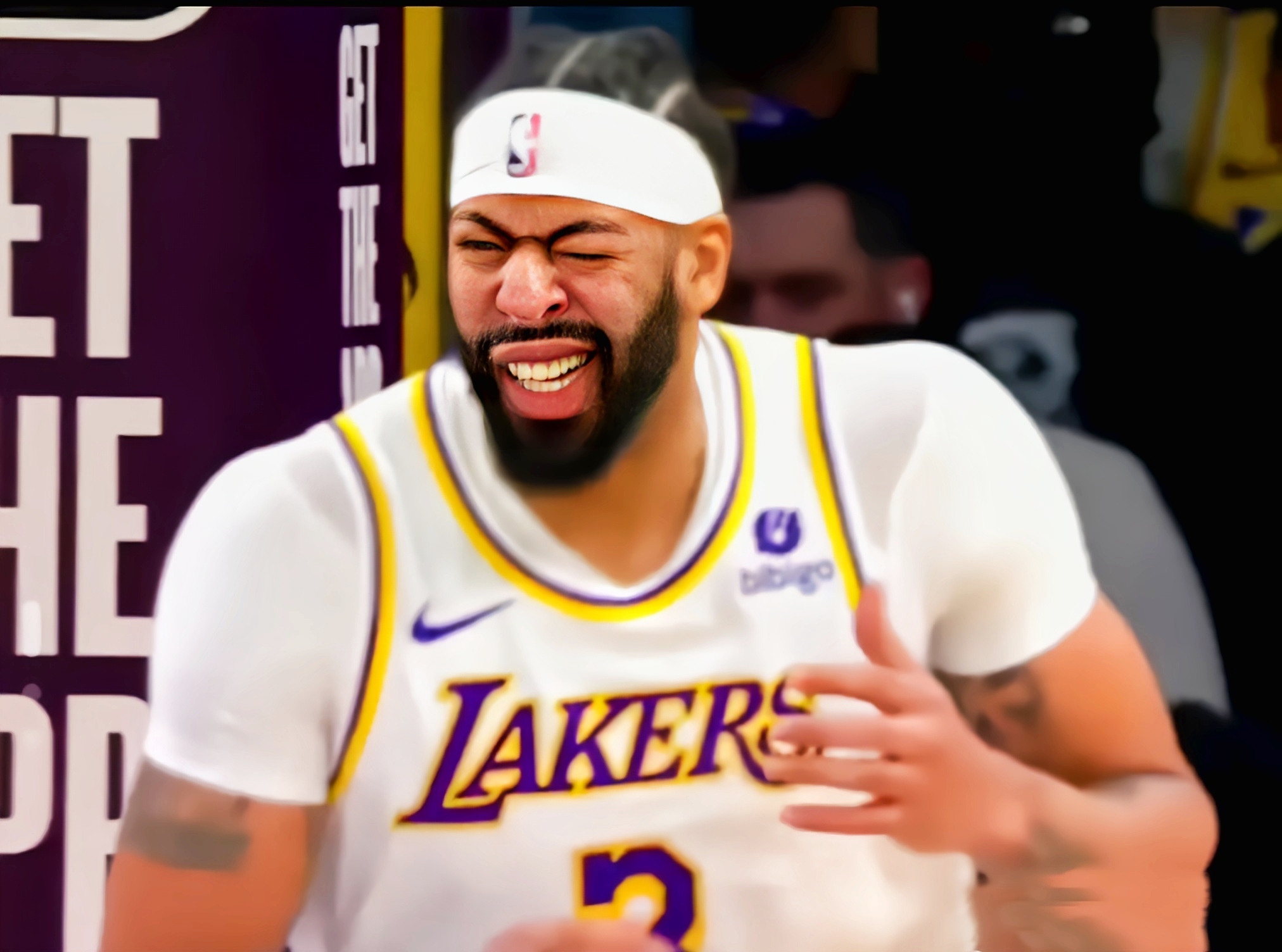  浓眉哥在掘金比赛中刷新纪录，表现优异引发热议！赛场气氛高涨