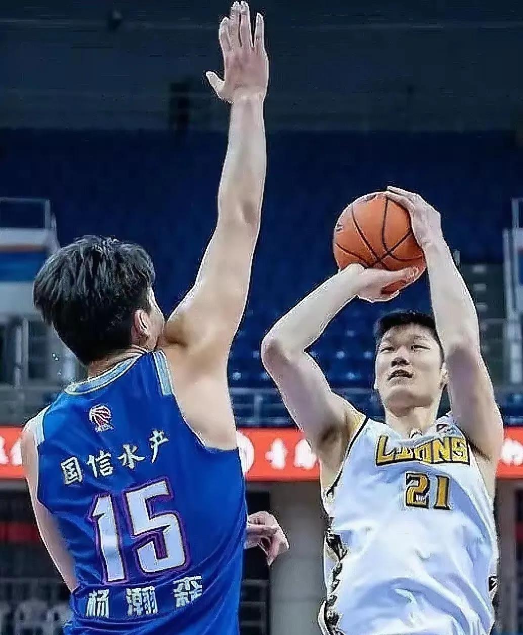  王一博探索新境初次挑战攀岩 