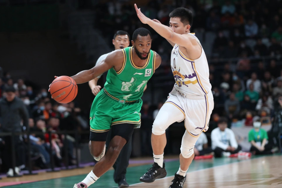 包含CBA常规赛今晚再迎强敌，萨克拉门托国王内部沟通，主帅态度：态度坚定，年轻球员得到机会的词条